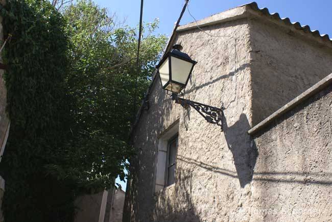 Außenbeleuchtung an einer Hauswand in Nin/Dalmatien