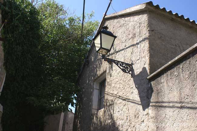 Außenbeleuchtung an einer Hauswand in Nin/Dalmatien Außenbeleuchtung an einer Hauswand in Nin/Dalmatien
