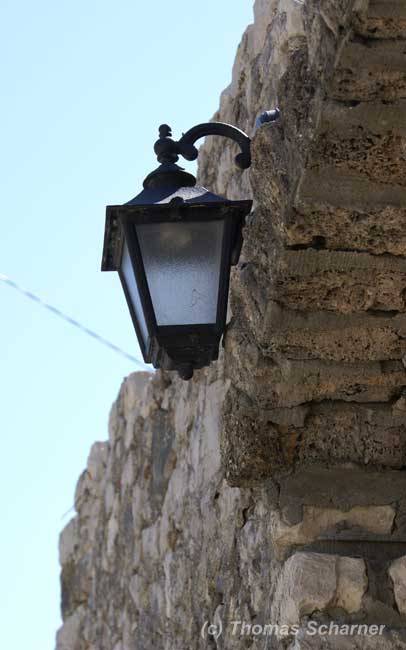 Toreingangsbeleuchtung an Steinmauer in Nin