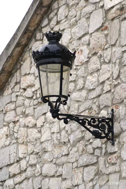 Königliche Außenlampe an einem Haus in Murter