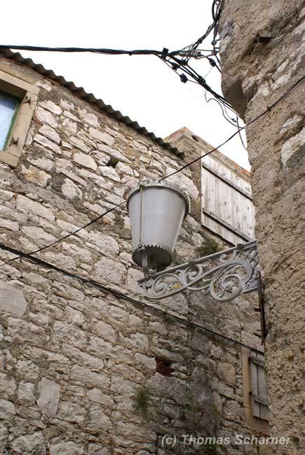 Alte Straßenlampe in den schmalen Gassen von Betina