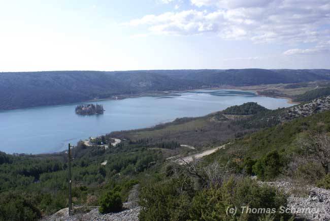 Insel Visovac von oben gesehen mit Anlegestelle für Boote