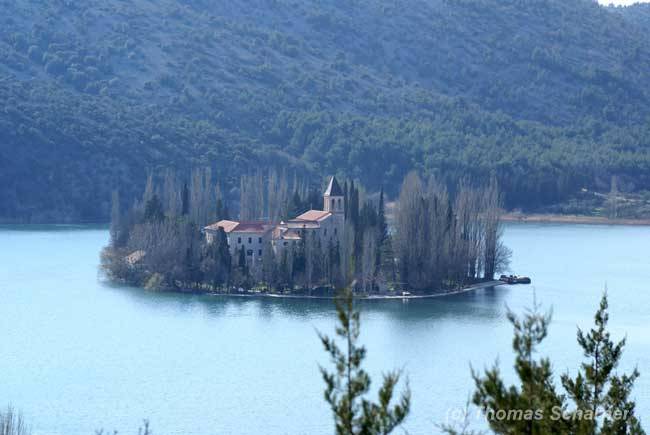 Franziskanerkloster mit einer Kunstsammlung auf der Insel Visovac 