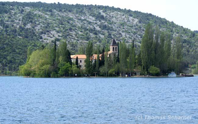 Franziskanerkloster der barmherzigen Muttergottes auf Insel Visovac Franziskanerkloster der barmherzigen Muttergottes auf Insel Visovac